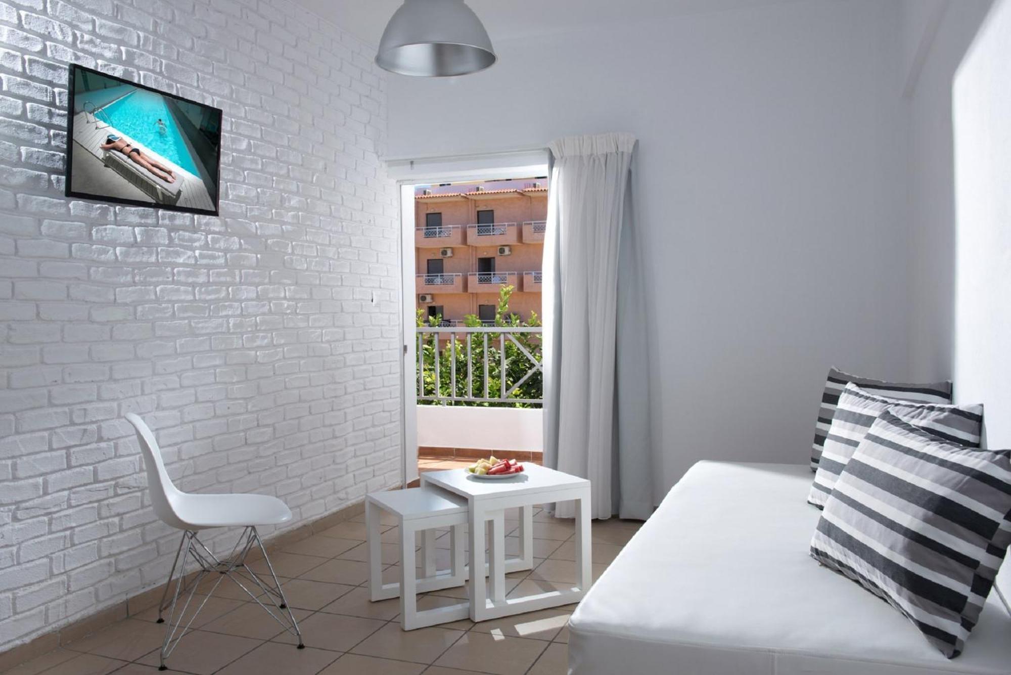 One-Bedroom Apartment,706504876:JPEG